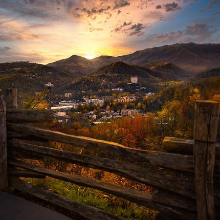 Moonshine Chalet, Hot Tub, Pool Access, Wifi, 1089 Free Tickets Each Paid Day, Dollywood And More Gatlinburg Buitenkant foto