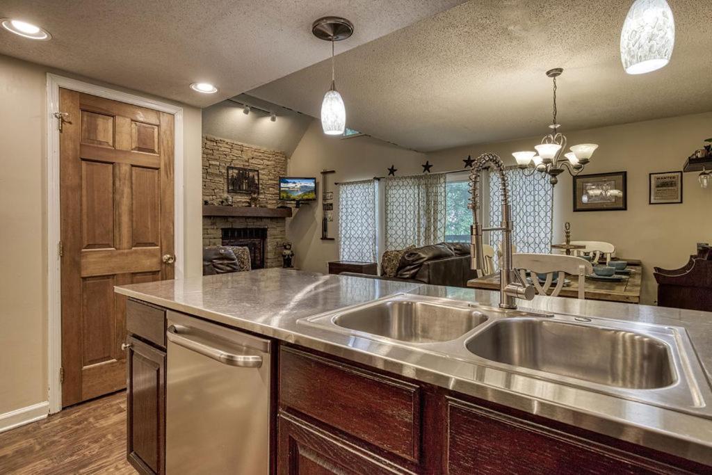Moonshine Chalet, Hot Tub, Pool Access, Wifi, 1089 Free Tickets Each Paid Day, Dollywood And More Gatlinburg Buitenkant foto