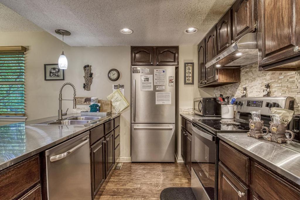 Moonshine Chalet, Hot Tub, Pool Access, Wifi, 1089 Free Tickets Each Paid Day, Dollywood And More Gatlinburg Buitenkant foto