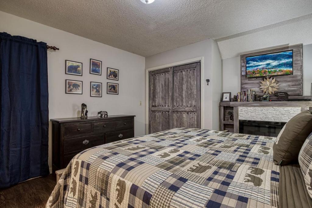 Moonshine Chalet, Hot Tub, Pool Access, Wifi, 1089 Free Tickets Each Paid Day, Dollywood And More Gatlinburg Buitenkant foto