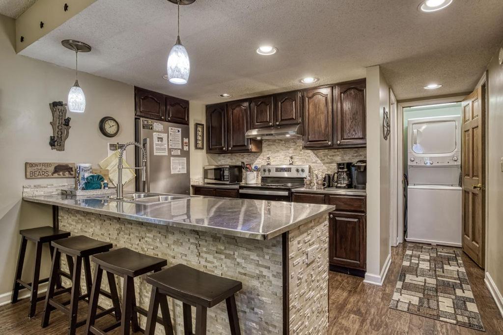 Moonshine Chalet, Hot Tub, Pool Access, Wifi, 1089 Free Tickets Each Paid Day, Dollywood And More Gatlinburg Buitenkant foto