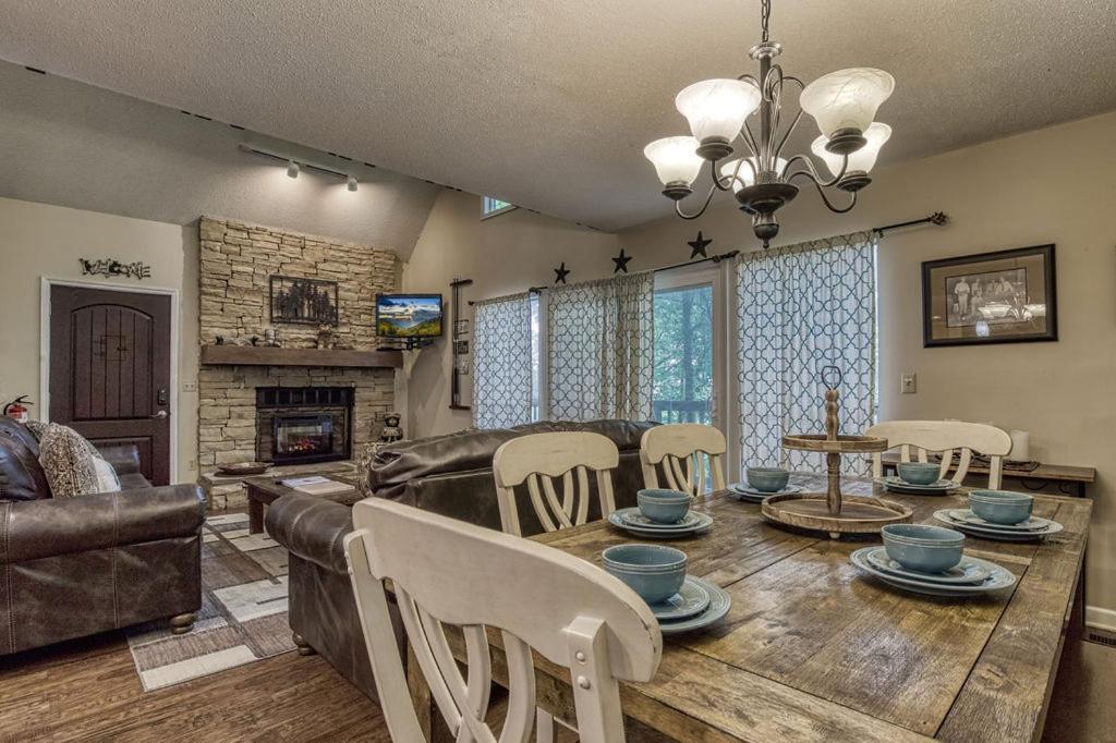 Moonshine Chalet, Hot Tub, Pool Access, Wifi, 1089 Free Tickets Each Paid Day, Dollywood And More Gatlinburg Buitenkant foto