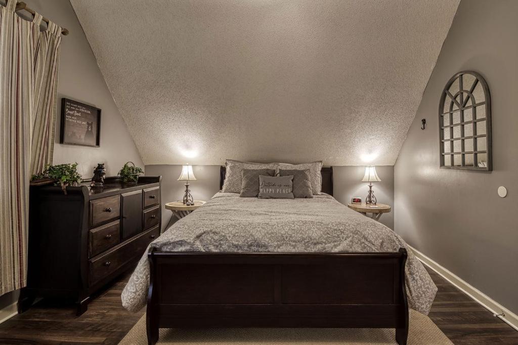 Moonshine Chalet, Hot Tub, Pool Access, Wifi, 1089 Free Tickets Each Paid Day, Dollywood And More Gatlinburg Buitenkant foto