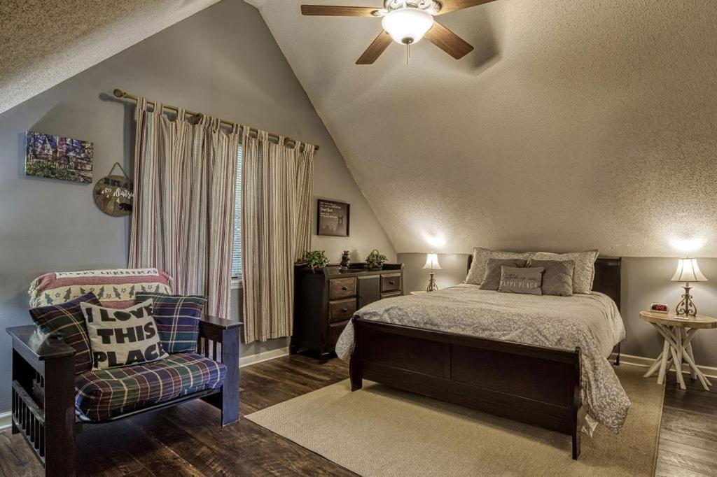 Moonshine Chalet, Hot Tub, Pool Access, Wifi, 1089 Free Tickets Each Paid Day, Dollywood And More Gatlinburg Buitenkant foto