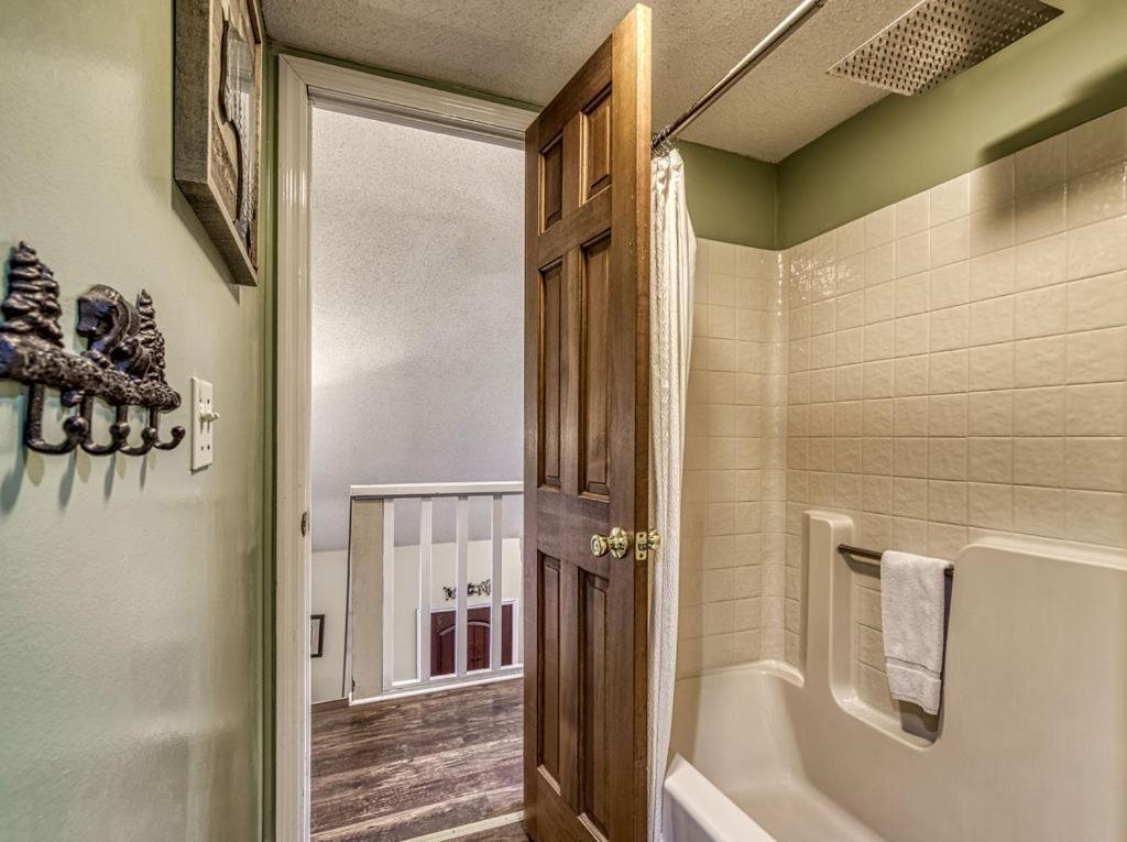 Moonshine Chalet, Hot Tub, Pool Access, Wifi, 1089 Free Tickets Each Paid Day, Dollywood And More Gatlinburg Buitenkant foto