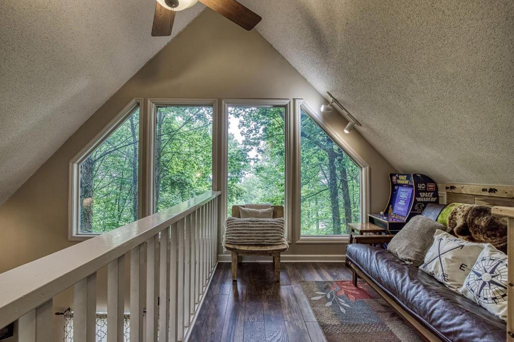 Moonshine Chalet, Hot Tub, Pool Access, Wifi, 1089 Free Tickets Each Paid Day, Dollywood And More Gatlinburg Buitenkant foto