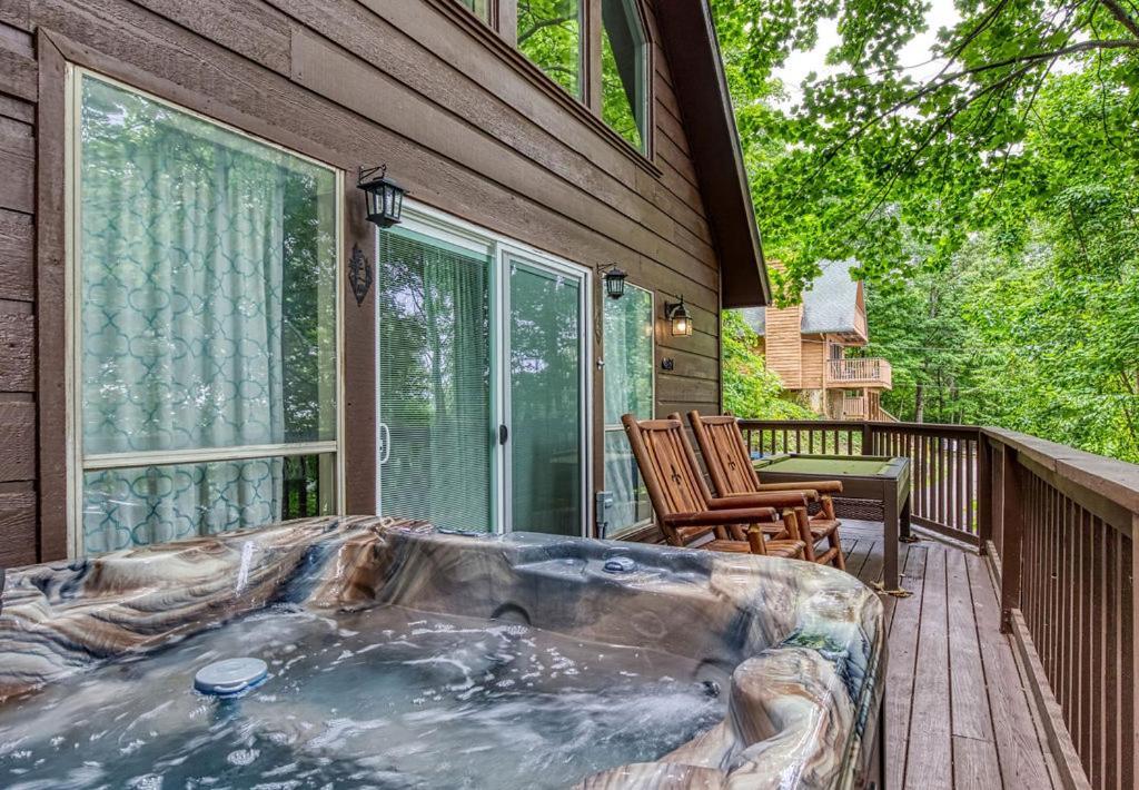Moonshine Chalet, Hot Tub, Pool Access, Wifi, 1089 Free Tickets Each Paid Day, Dollywood And More Gatlinburg Buitenkant foto