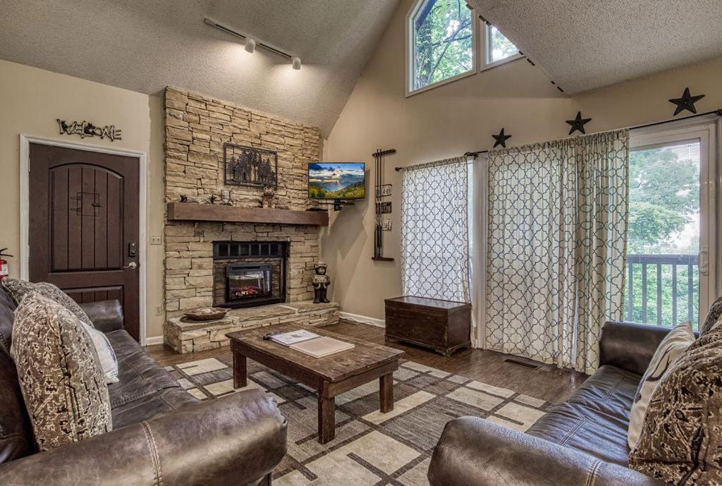 Moonshine Chalet, Hot Tub, Pool Access, Wifi, 1089 Free Tickets Each Paid Day, Dollywood And More Gatlinburg Buitenkant foto