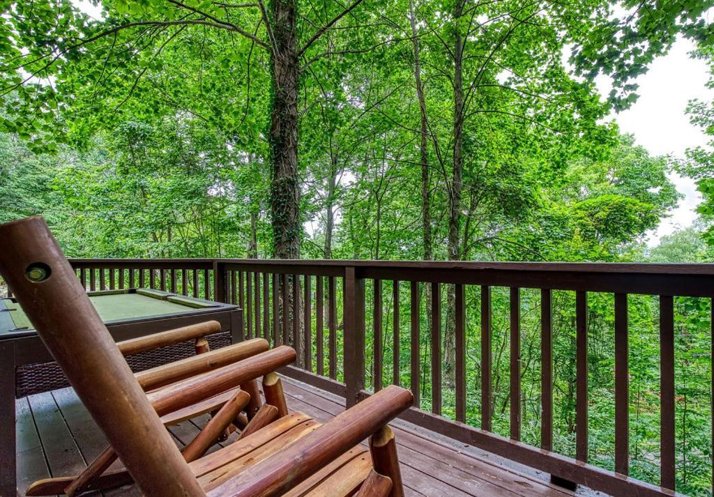 Moonshine Chalet, Hot Tub, Pool Access, Wifi, 1089 Free Tickets Each Paid Day, Dollywood And More Gatlinburg Buitenkant foto