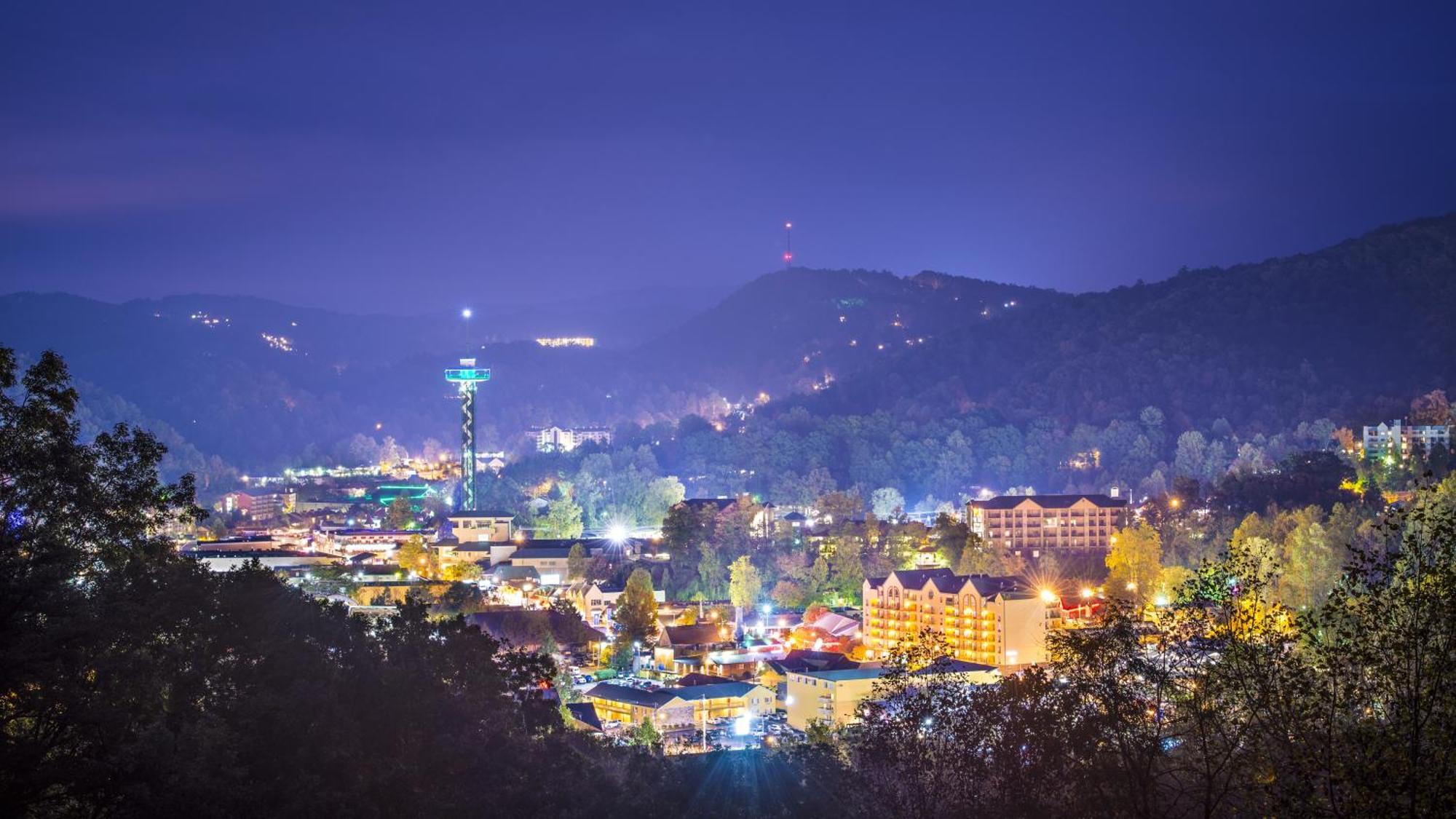 Moonshine Chalet, Hot Tub, Pool Access, Wifi, 1089 Free Tickets Each Paid Day, Dollywood And More Gatlinburg Buitenkant foto