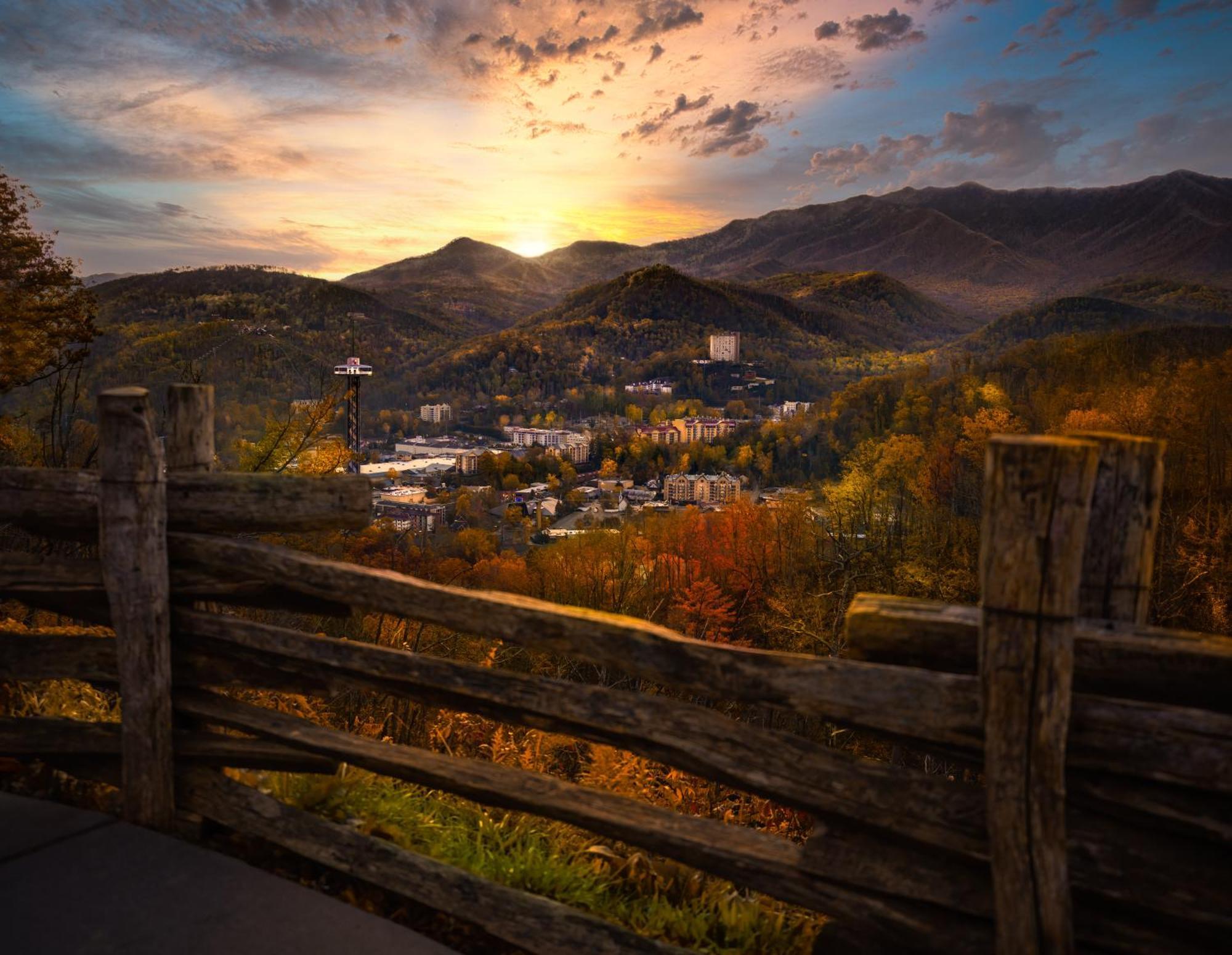 Moonshine Chalet, Hot Tub, Pool Access, Wifi, 1089 Free Tickets Each Paid Day, Dollywood And More Gatlinburg Buitenkant foto