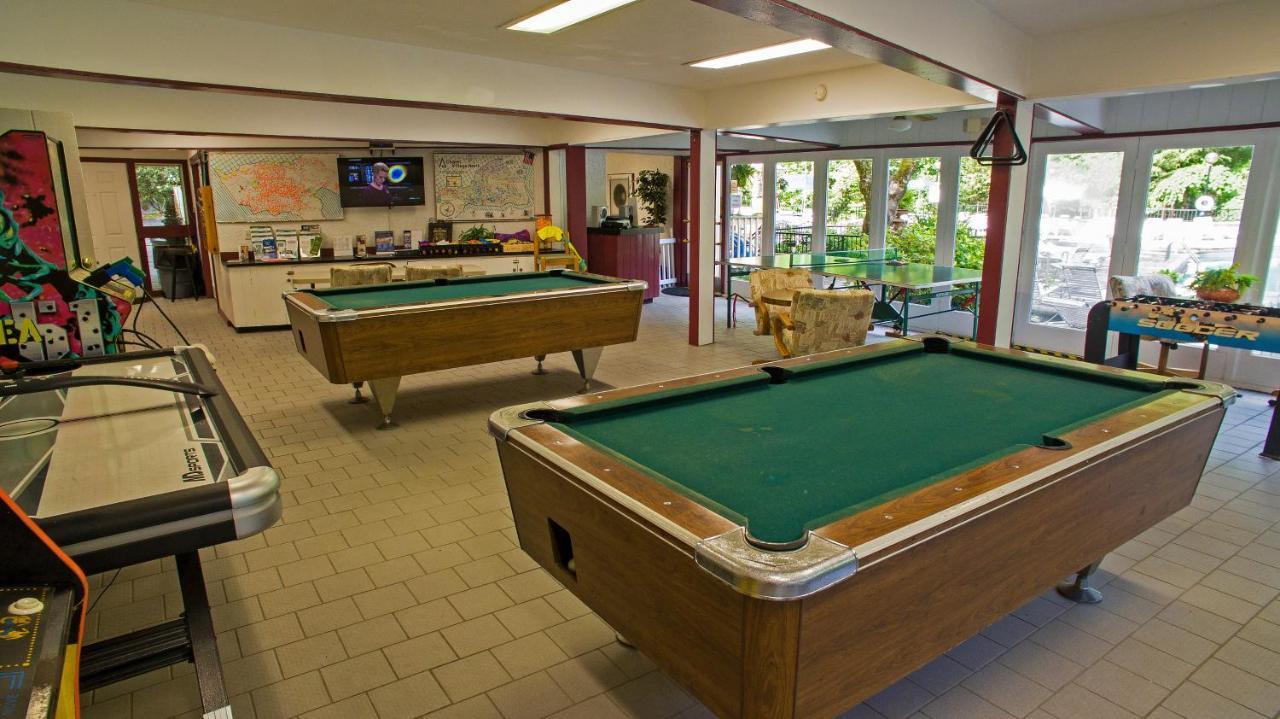 Moonshine Chalet, Hot Tub, Pool Access, Wifi, 1089 Free Tickets Each Paid Day, Dollywood And More Gatlinburg Buitenkant foto