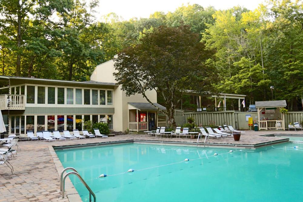 Moonshine Chalet, Hot Tub, Pool Access, Wifi, 1089 Free Tickets Each Paid Day, Dollywood And More Gatlinburg Buitenkant foto